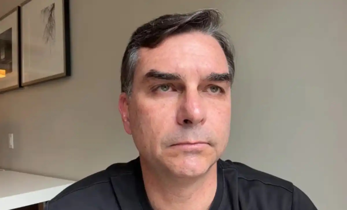 Cerco se fecha no TSE! Justiça eleitoral investiga rede ilegal de "collabs" e vendas clandestinas de Flávio Bolsonaro