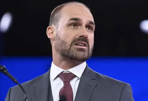 Eduardo Bolsonaro é demitido da polícia federal por abandono de cargo após fugir para os EUA