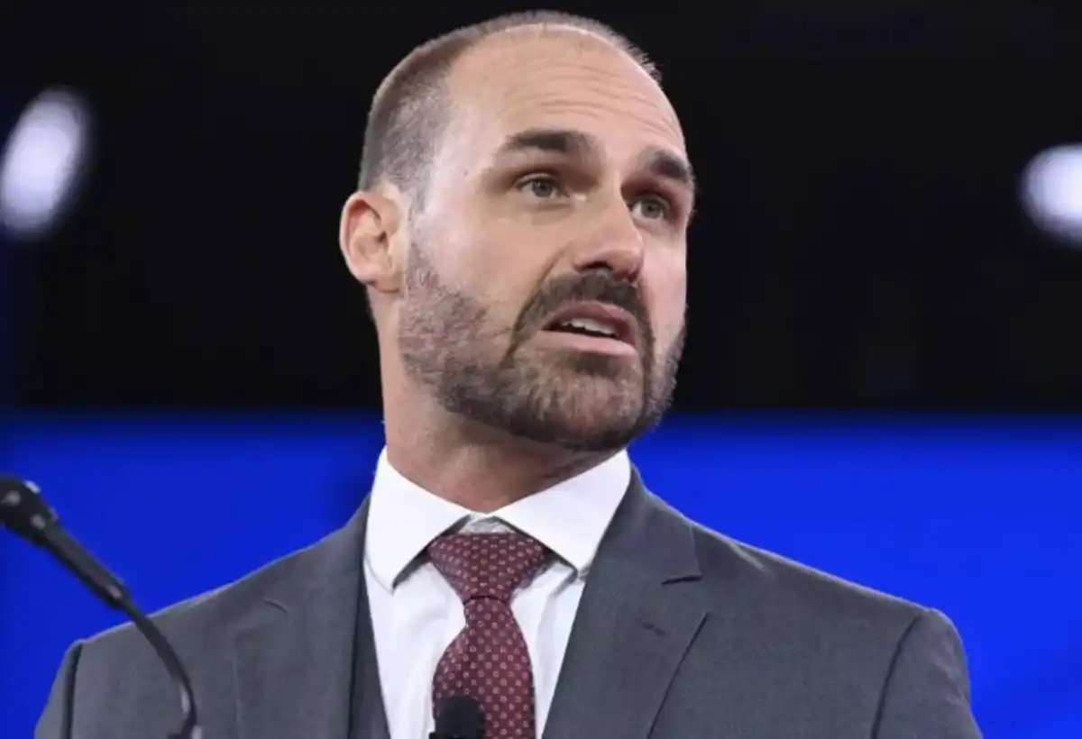 Eduardo Bolsonaro é demitido da polícia federal por abandono de cargo após fugir para os EUA