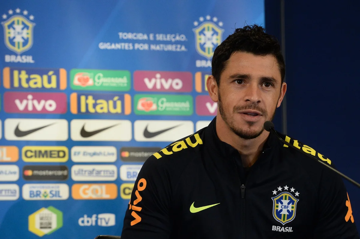 Ex-Grêmio encerra carreira vitóriosa aos 36 anos e se aposenta com 789 jogos