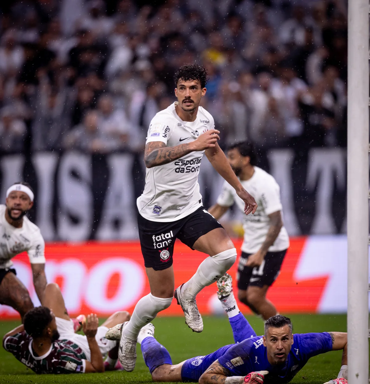 Crise em campo: Gustavo Henrique aponta problemas externos como vilões do Corinthians