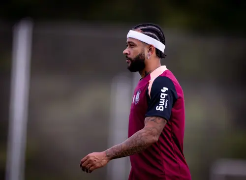 Memphis Depay trata lesão e vira dúvida para clássico contra o São Paulo