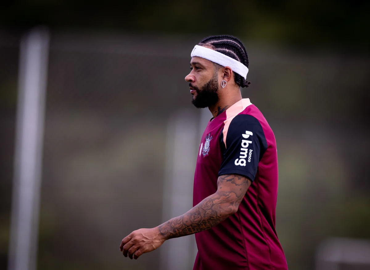 Memphis Depay trata lesão e vira dúvida para clássico contra o São Paulo