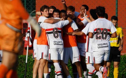 Dorival Júnior integra 11 jovens ao profissional visando a temporada de 2027