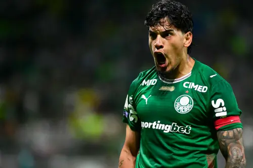 Gustavo Gómez supera Gil e entra para a história do Cartola