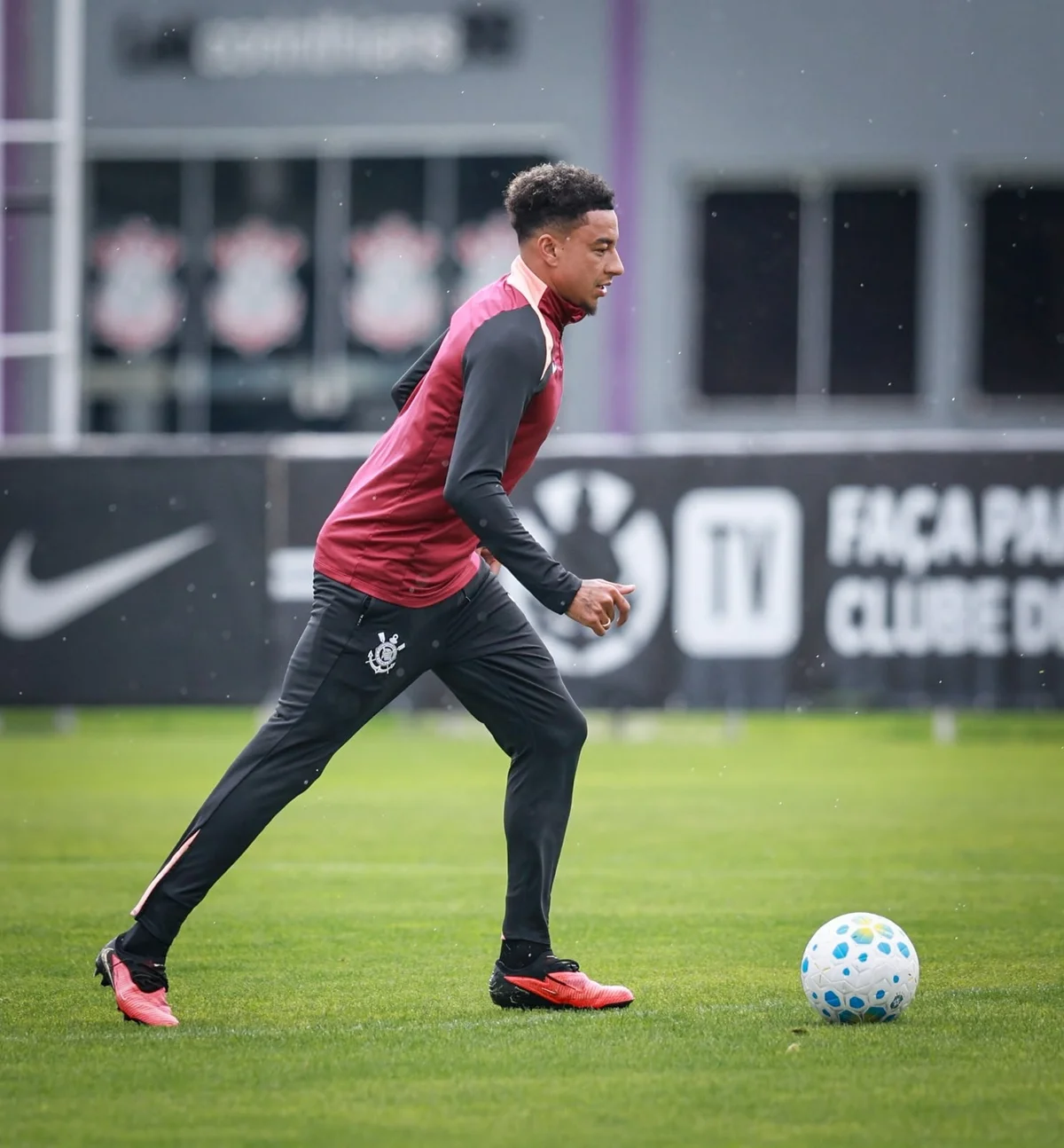 Fratura na costela? Lingard sofre lesão, fica fora e Corinthians não explica acontecimento