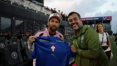 Já pensou? Messi é presenteado com camisa do Palmeiras após partida