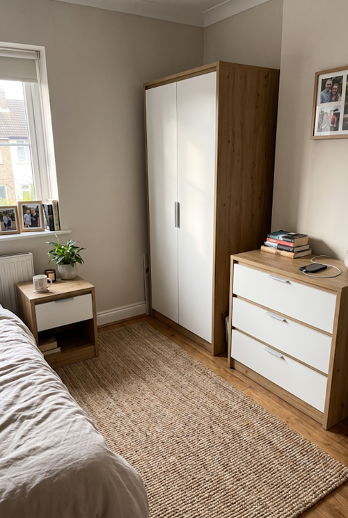 Two-tone furniture adds interest without adding clutter.2