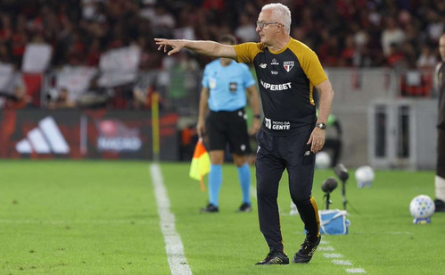 Dorival se mostra disposto a renegociar contrato e prioriza base no projeto