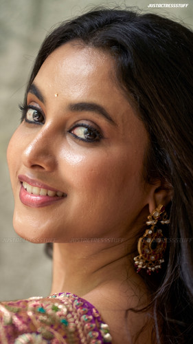 priyanka 7896734542603.jpg