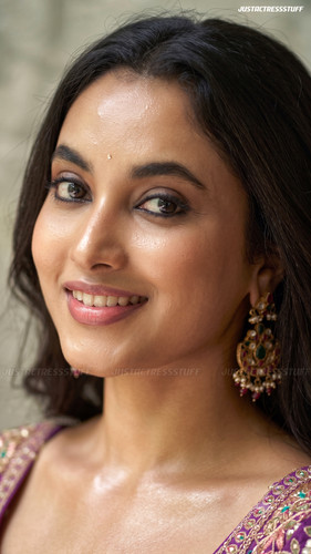 priyanka 7896734542604.jpg