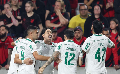 Brigando lá em cima: Palmeiras supera expulsão e segura vitória sobre o Athletico