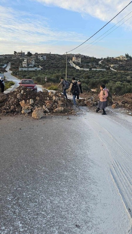 مستوطنون يغلقون الطريق الرئيسي المؤدي للمدارس في منطقة "بئر قوزا" ببلدة بيتا جنوب نابلس، ما يجبر الأطفال والطلبة على تكبد المشقة والبحث عن مسارات غير ...