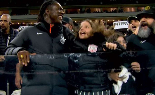Seedorf observa Corinthians de longe e tenta reverter clima tenso nas arquibancadas