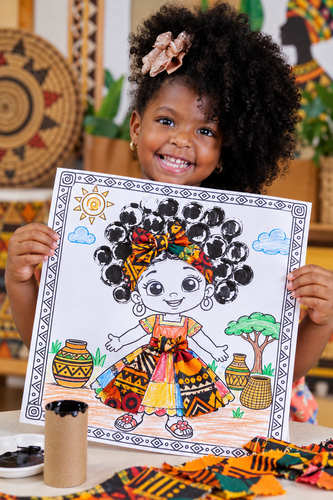Menina sorridente exibindo arte africana (1).2