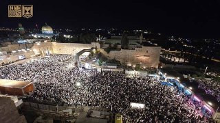 نحو 100 ألف يهودي شاركوا الليلة في طقوس تلمودية عند حائط البراق في القدس....