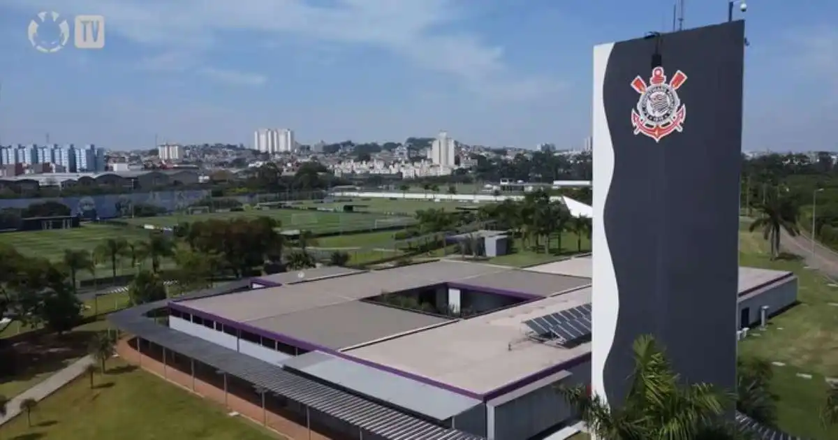 Gaviões vai ao CT do Corinthians, enquadra Memphis Depay e cobra Stabile