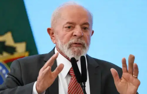 Campanha de Lula dispara: "Bolsonaros governam para milionários"