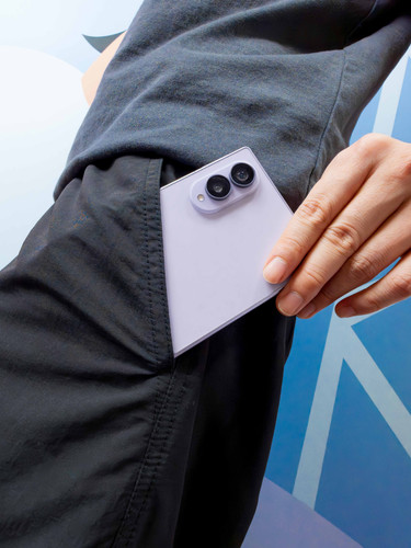 212 lifestyle product galaxy zfold8 12.jpg