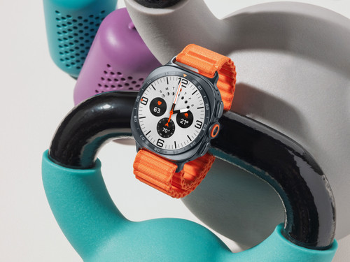 208 lifestyle galaxy watch ultra2 titanium gray 2.jpg