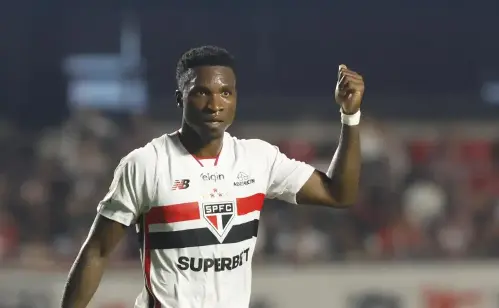 Preocupação: nova lesão agrava situação de Aurélio Buta e afasta lateral do São Paulo por meses