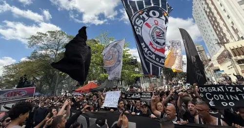 Torcedores do Corinthians Realizam Protesto e Cobram Respeito: "Inaceitável Ser Comparado a Palmeiras"