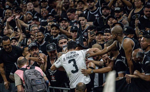 Gabriel Paulista Assiste à Vitória do Corinthians no Estádio Durante o "Poropopó"