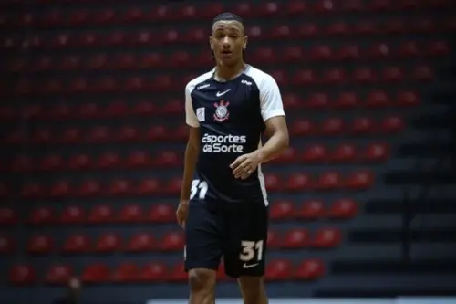 Das quadras para o gramado! A pedido de Diniz, Corinthians testa destaque do futsal no Sub-20