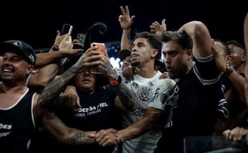 Gabriel Paulista Brilha em Classificação, Celebrando ao Lado da Torcida Corinthiana