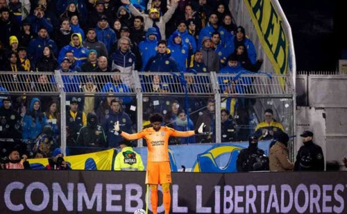 Hugo Souza reprova racismo em partida contra Rosario Central e clama por mudanças no futebol