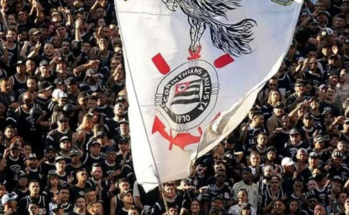 Di Maria provoca a torcida do Corinthians e mostra tatuagem da taça da Copa do Mundo