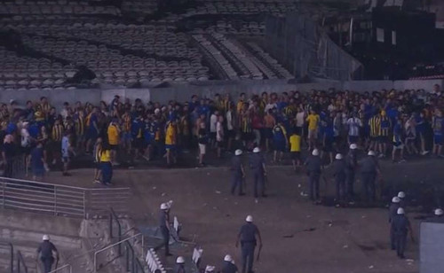 Conflito entre Torcida do Rosario Central e PM marca eliminação em grande estilo
