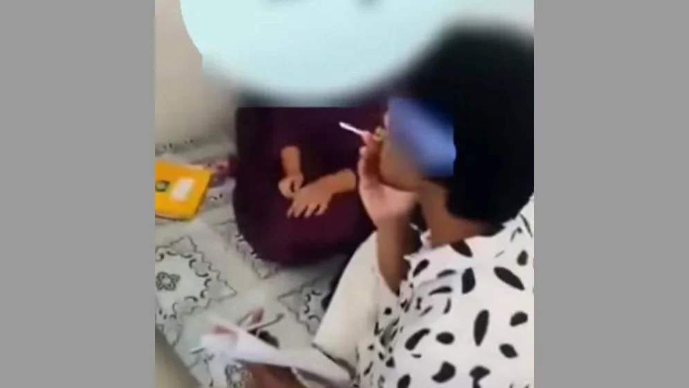 রাজশাহীর তানোরে ছাত্রীকে নিজ হাতে সিগারেট খাওয়াচ্ছেন প্রাইভেট শিক্ষক, ভিডিও ভাইরাল