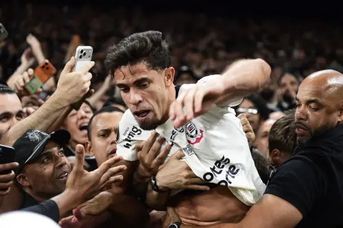 Gabriel Paulista Celebra Comemoração da Torcida Após Classificação do Corinthians