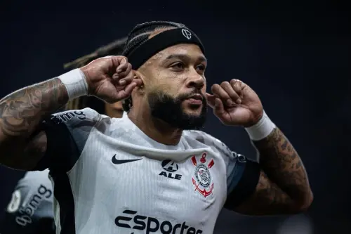 Memphis Depay é relacionado pelo Corinthians para decisão na Copa Libertadores