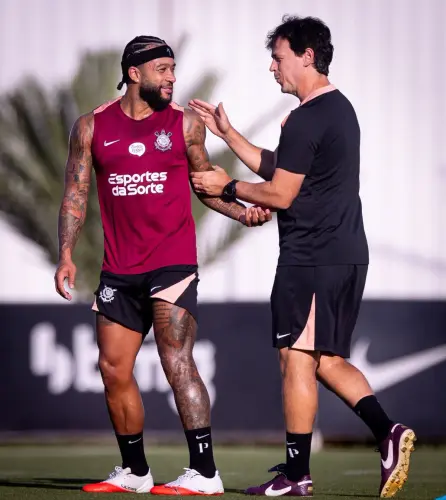 QUEM JOGA! Provável escalação: Diniz define titulares do Corinthians e destaque para Memphis
