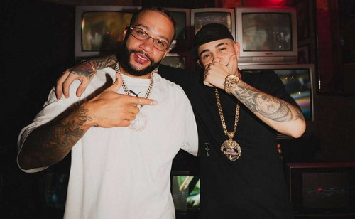 Mc Hariel presta homenagem a Depay após renovação de contrato com o Corinthians