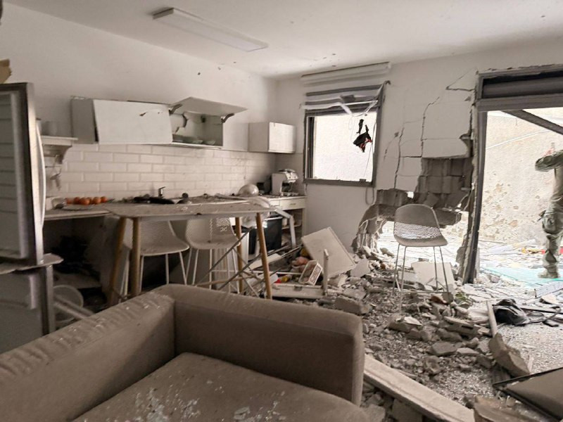 القناة 12 العبرية:
آثار الدمار في أحد مواقع سقوط الصاروخ الإيراني في إيلات...