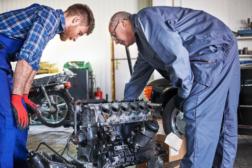 mechanics repairing car workshop 329181 11800.jpg