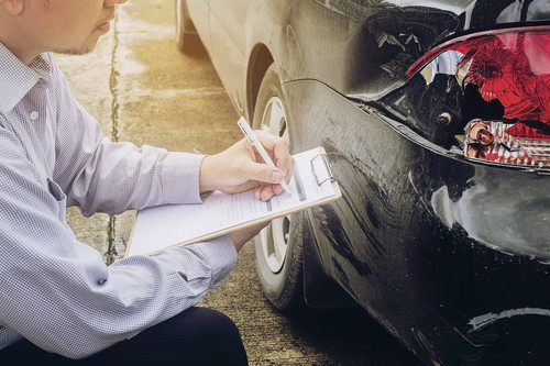 insurance agent working car accident claim process 1150 6413.jpg