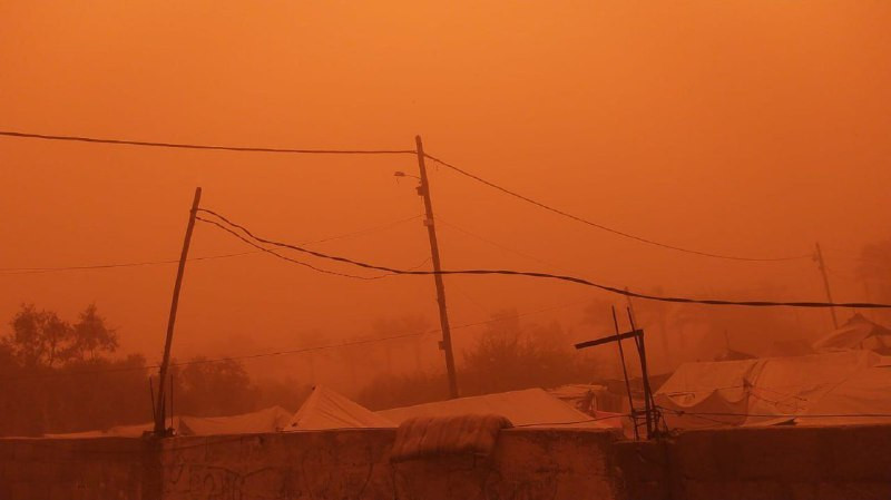 🟨عاصفة رملية تضرب خيام النازحين في قطاع غزة، وتزيد من معاناة الأهالي في المخيمات ومراكز الإيواء....