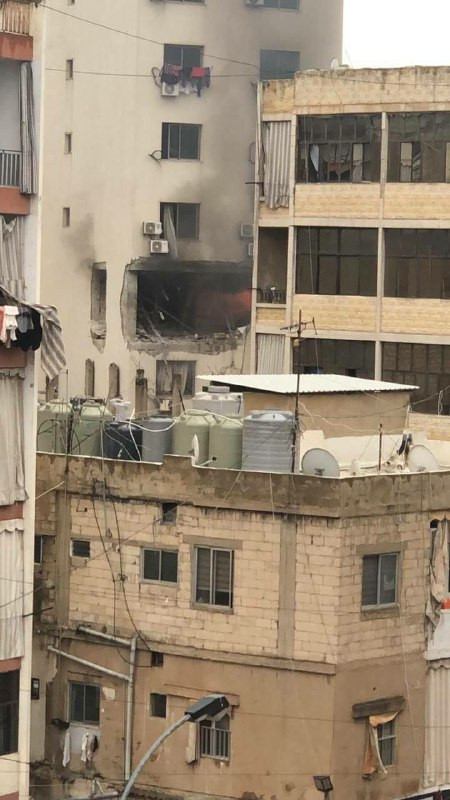 آثار قصف طائرات الاحتلال لشقة سكنية ببرج حمودة شرقي بيروت....