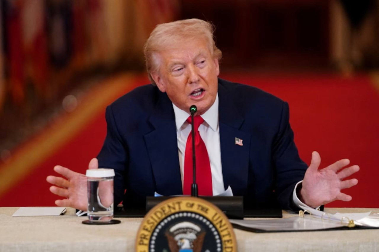 الرئيس الأمريكي دونالد ترامب:

طائرة أمريكية للتزود بالوقود من أصل 5 تضررت بشكل طفيف جراء هجوم على قاعدة عسكرية في السعودية

العديد من الدول سترسل سفن...