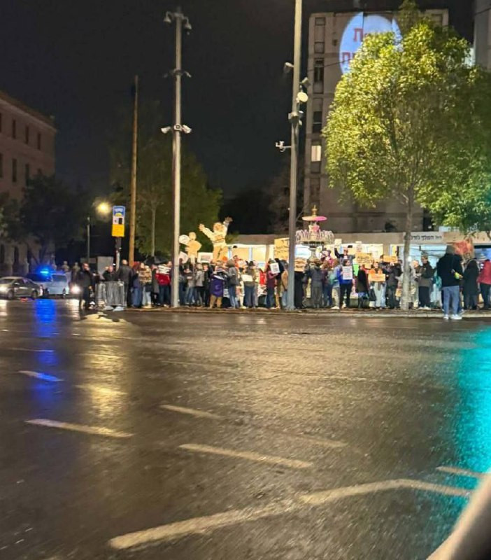 تظاهرة ضد الحرب الإسرائيلية على إيران، قرب مقر إقامة نتنياهو في القدس المحتلة....