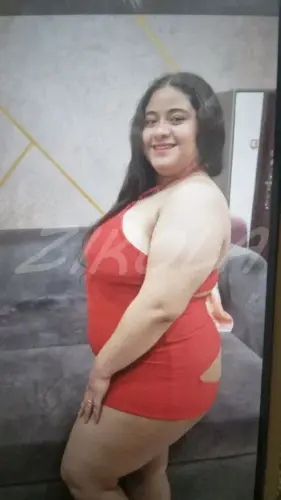 البوم كامل مصري ومراته اللبن لسه عرسان جداد العرص يصورها وهو نازل بوس و نيك في كسها في اكتر من وضعيه.webp