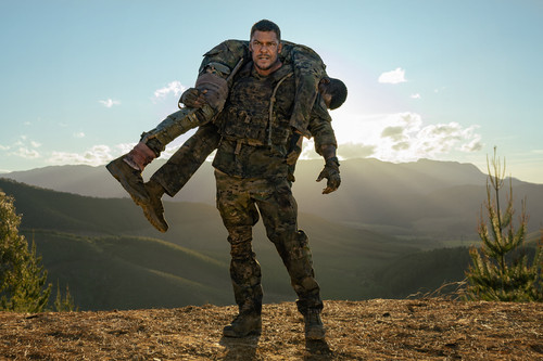 War Machine. (L-R) Alan Ritchson as 81 and Stephan James as 7 in War Machine. Cr. Ben King/Netflix  .jpg