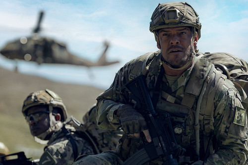 War Machine. (L-R) Stephan James as 7 and Alan Ritchson as 81 in War Machine. Cr. Ben King/Netflix  .jpg