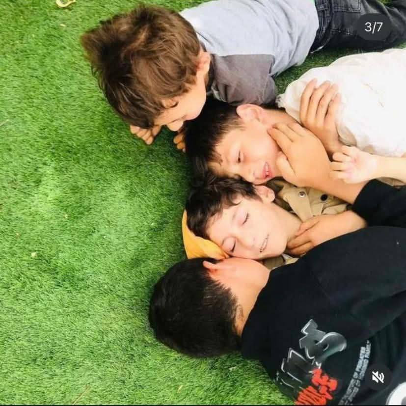 صورة تجمع الأشقاء الأربعة… اثنان ارتقيا شهيدين وأصيب اثنان آخران وارتقى والدهم ووالدتهم بعد إطلاق قوات الاحتلال النار على مركبة، في بلدة طمون جنوب طوب...