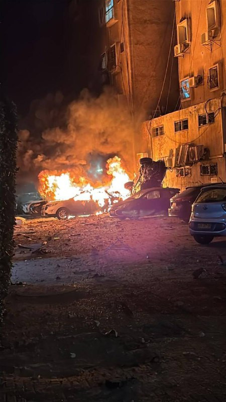 سقوط صاروخ إيراني واندلاع حريق في مركبات المستوطنين وسط إسرائيل....