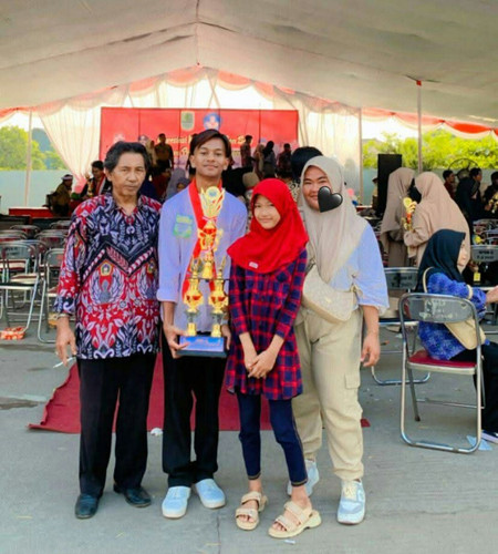 KEPALA PKBM CITRA GAMA DENGAN PRESTASINYA.jpg